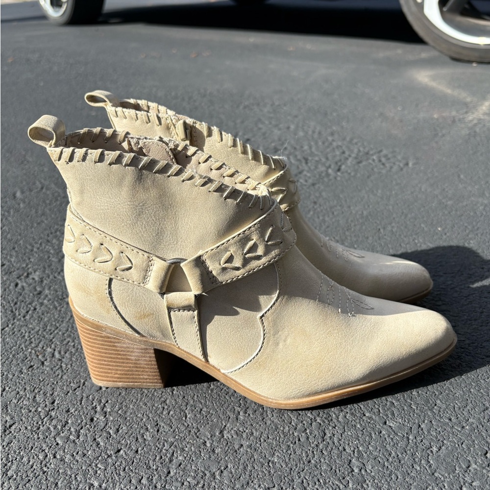 New with tags Frye Women's Cream Ankle Booties. Size 7.5 wide - Picture 8 of 8